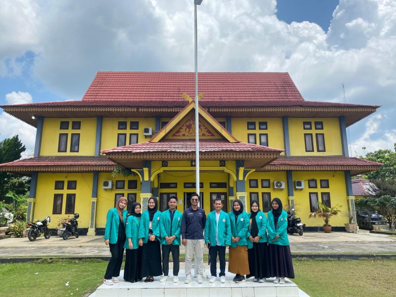 Dihalaman Kantor Camat Ukui 