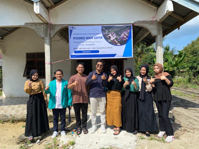 Kelompok Mahasiswa KKN di Desa Air Emas