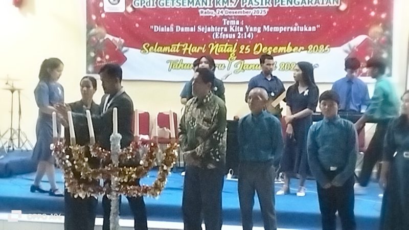 Saat Penyalaan lilin dari Ketua Panitia Natal, Jhon Roy Sitompul dalam ibadah perayaan Natal 