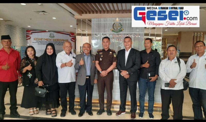 Foto bersama Ketua IKBR Riau, DR. AB Purba beserta rombongannya dengan Kasi Penkum Kejati Riau, Zikrullah