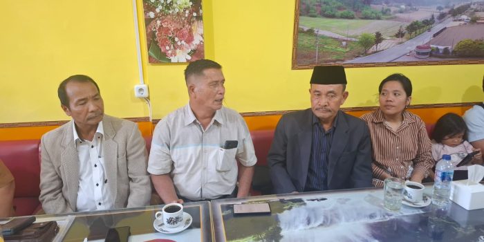Tim Kuasa Hukum LBH Horas IikBR Saat Adakan Konferensi Pers