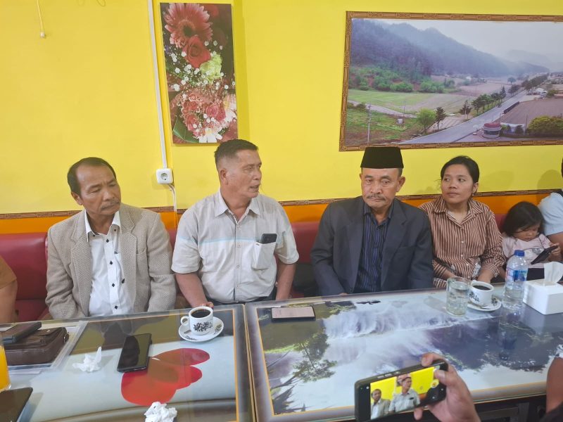 Tim Kuasa Hukum LBH Horas IikBR Saat Adakan Konferensi Pers