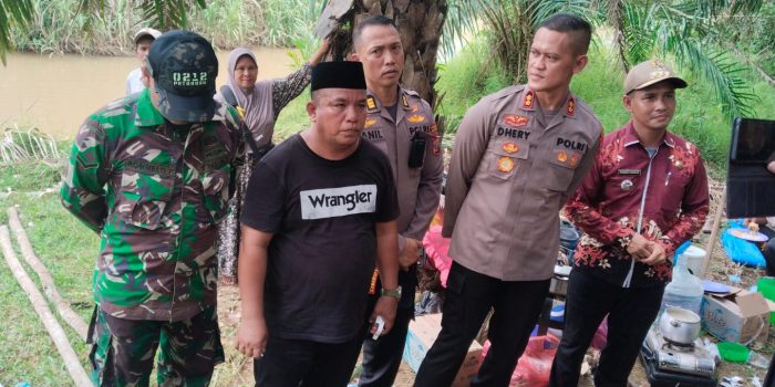 Kapolres Padang Lawas Utara, AKBP Dhery Fajariandono, yang hadir bersama unsur TNI, Camat, dan Kepala Desa menghimbau seluruh pihak untuk menahan diri.www.mediageser.com