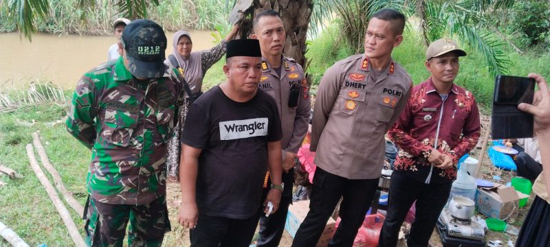 Kapolres Padang Lawas Utara, AKBP Dhery Fajariandono, yang hadir bersama unsur TNI, Camat, dan Kepala Desa menghimbau seluruh pihak untuk menahan diri.www.mediageser.com
