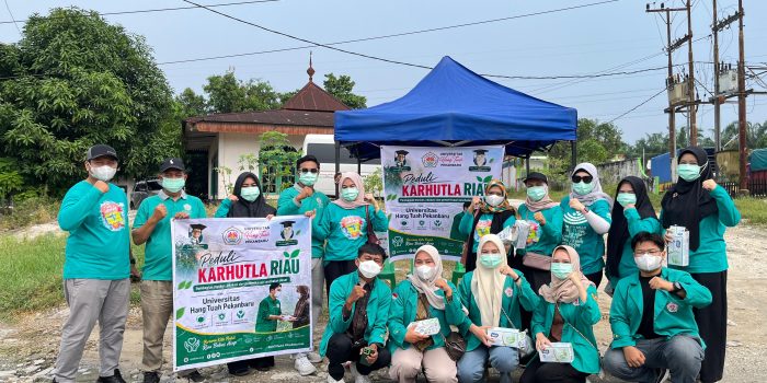 Universitas Hang Tuah Pekanbaru Bagikan Masker ke Masyarakat Terdampak Asap Karhutla di Rimbo Panjang