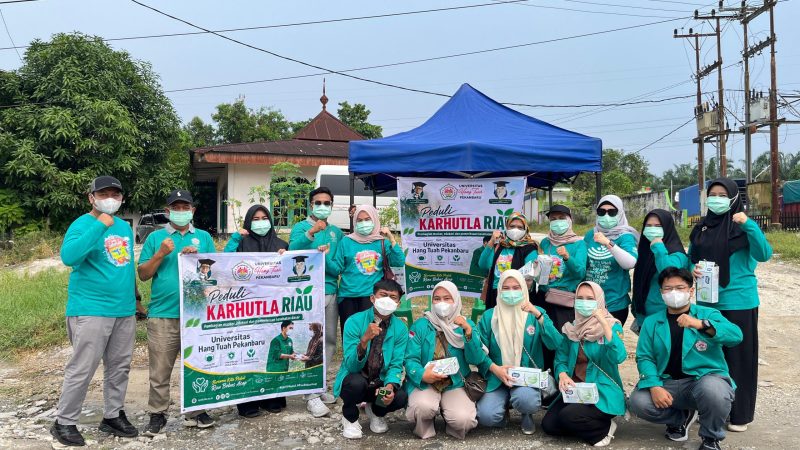 Universitas Hang Tuah Pekanbaru Bagikan Masker ke Masyarakat Terdampak Asap Karhutla di Rimbo Panjang