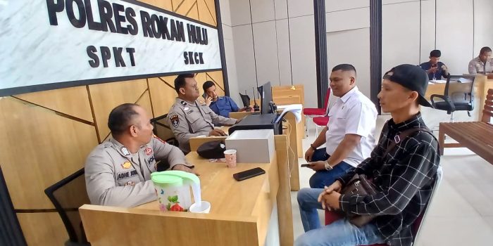 Budi di dampingi kuasa hukumnya resmi melaporkan dugaan penghalangan dan ancaman saat menjalankan tugas jurnalistik ke Polres Rokan Hulu