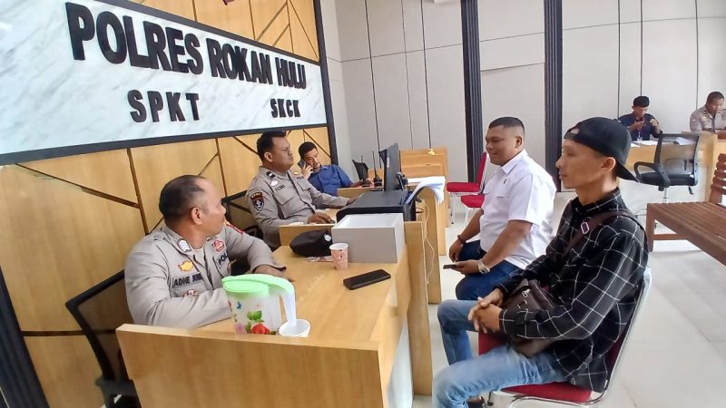 Budi di dampingi kuasa hukumnya resmi melaporkan dugaan penghalangan dan ancaman saat menjalankan tugas jurnalistik ke Polres Rokan Hulu
