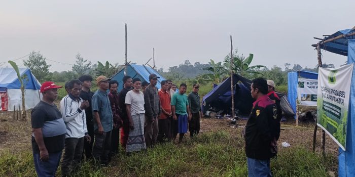 pembekalan kepada para ketua kelompok tani oleh pengawas Koperasi Produsen Tani Aman Makmur. www.mediageser.com