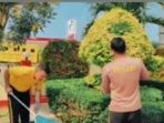 Kegiatan kurve kali ini difokuskan pada penataan taman. Mulai dari membersihkan halaman, memotong rumput, hingga merapikan tanaman hias dilakukan jajaran Polsek Bonai Darussalam Kegiatan kurve kali ini difokuskan pada penataan taman. Mulai dari membersihkan halaman, memotong rumput, hingga merapikan tanaman hias dilakukan jajaran Polsek Bonai Darussalam
