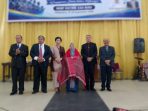 Kasmarni diulosi oleh panitia festival koor Ama yg diserahkan oleh pareses Pndt Hardy B Lumban Tobing.M.th, Kasmarni diulosi oleh panitia festival koor Ama yg diserahkan oleh pareses Pndt Hardy B Lumban Tobing.M.th,