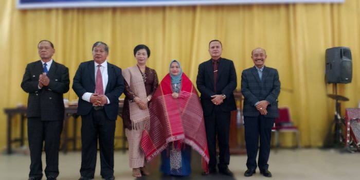 Kasmarni diulosi oleh panitia festival koor Ama yg diserahkan oleh pareses Pndt Hardy B Lumban Tobing.M.th,