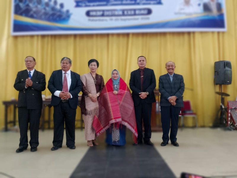 Kasmarni diulosi oleh panitia festival koor Ama yg diserahkan oleh pareses Pndt Hardy B Lumban Tobing.M.th,