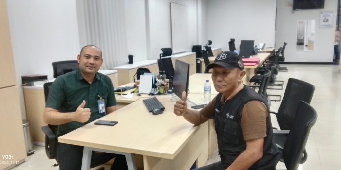 Elisman Purba disambut Reda Mahendra, SPV Penunjang Operasional BRI Ujung Batu. Foto: www.mediageser.com